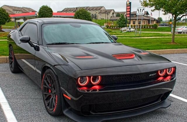 Dodge Challenger Hellcat ночью
