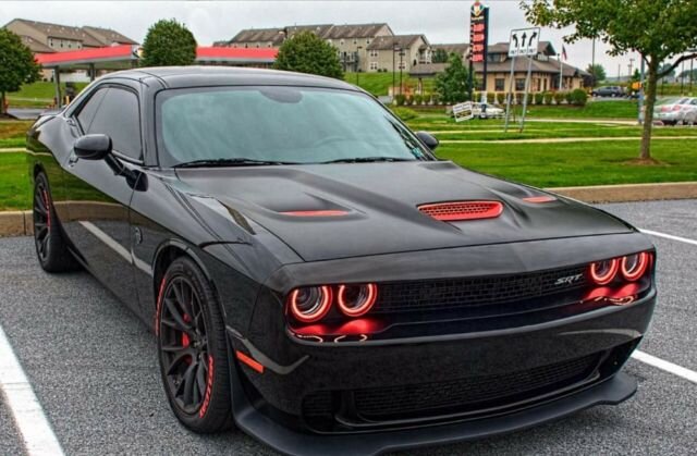 Dodge Challenger Hellcat черный