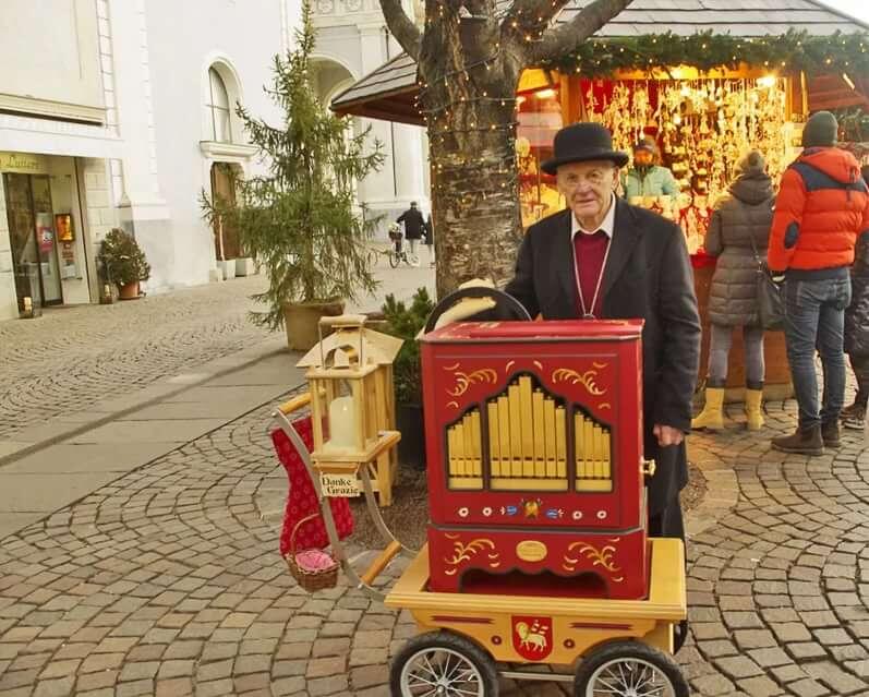 Шарманщик и его шарманка, колесила по улицам города издавая звуки.