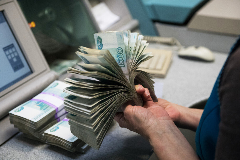 Семьи уже начали получать новое пособие на детей в размере 51 000 рублей. Как его оформить и кому положено 