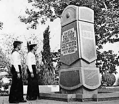 Памятный знак основания Севастополя. в КРЫМ на диване