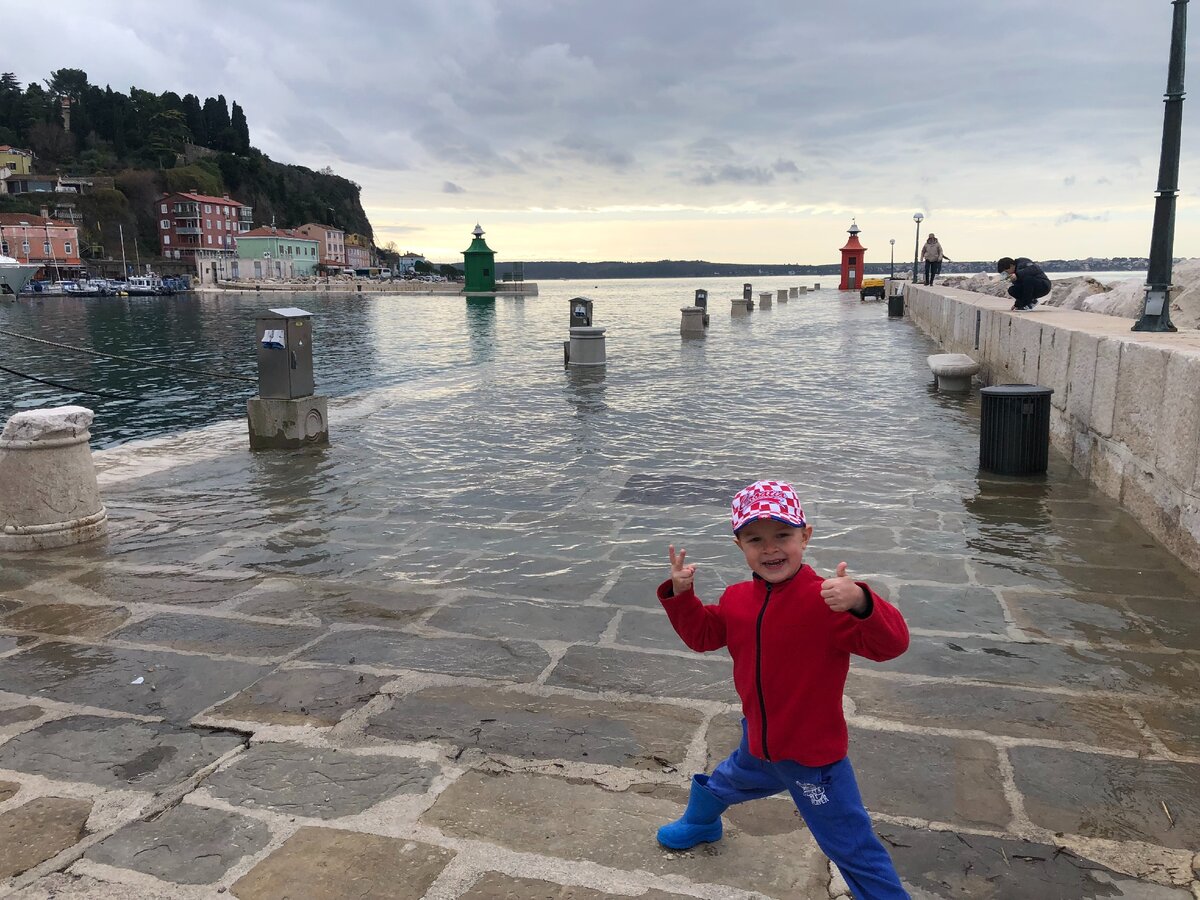 Набережная  Пирана очень часто оказывается по водой