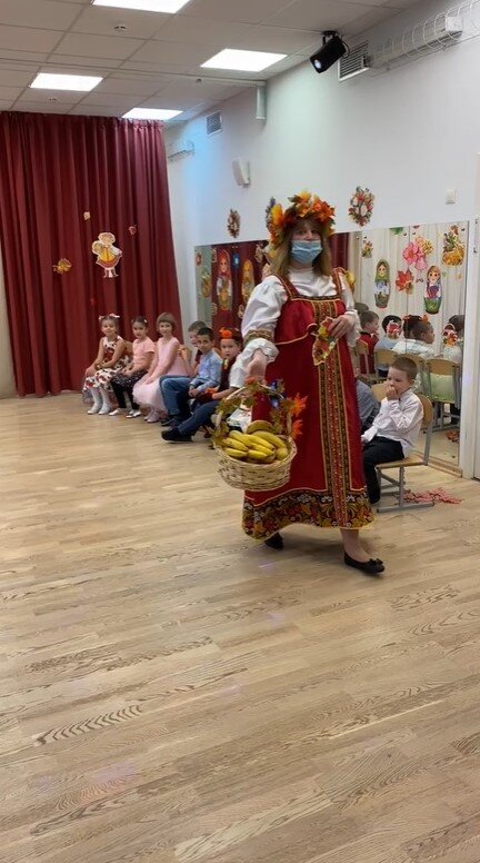 Илюха в кадр попал... сидит, зевает