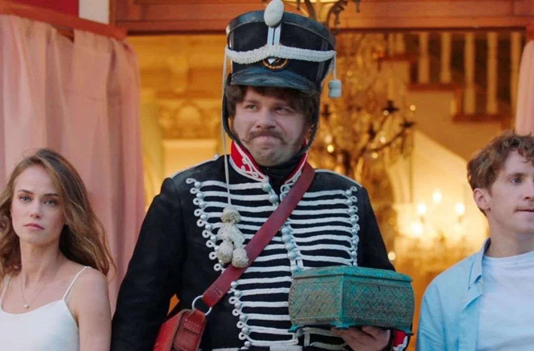 Катерина Ковальчук (Катя Журавлева), Павел Рассомахин (Дмитрий Журавлкв) и Гарик Харламов (гусар Рыльский).