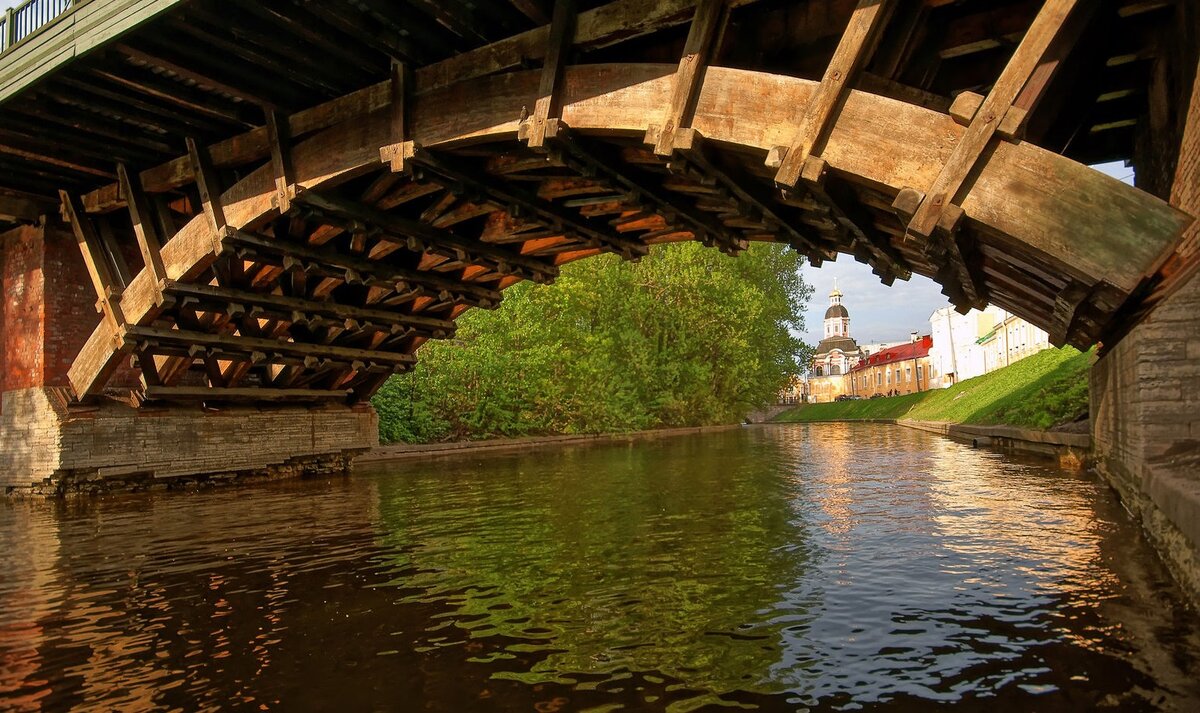 деревянный мост через реку