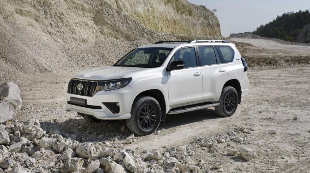 Накладки на бамперы, отличающие версию Black Onyx, окрашены в цвет кузова