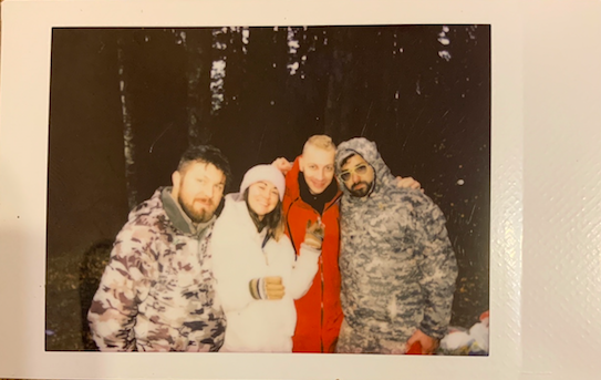 Что самое приятное: вокруг фотоаппарата все время собирались люди – кто-то хотел сфотографироваться, кто-то сфотографировать. Причем, насколько я понял, интерес к снимку вылезающему (ну ничего себе!) из маленькой коричневой коробочки – не зависит от возраста. Цифровой мир, похоже, всем немного поднадоел. 