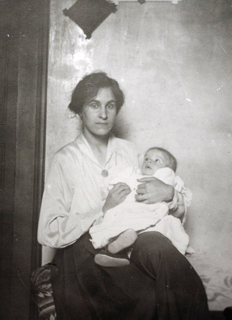 Кажется, материнство Елене Дьяконовой (которую все знают по именем Гала) не приносило удовольствия. На снимке ей всего двадцать, а выглядит она потухшей и очень взрослой женщиной.