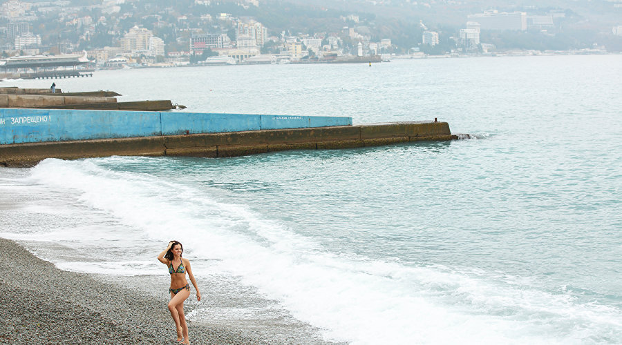 Девушка в купальнике на пляже Ялты в ноябре // Туристический портал Крыма