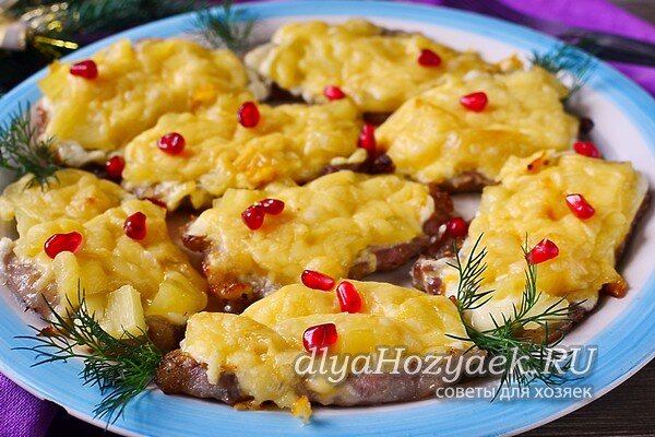 Мясо с ананасом и сыром в духовке