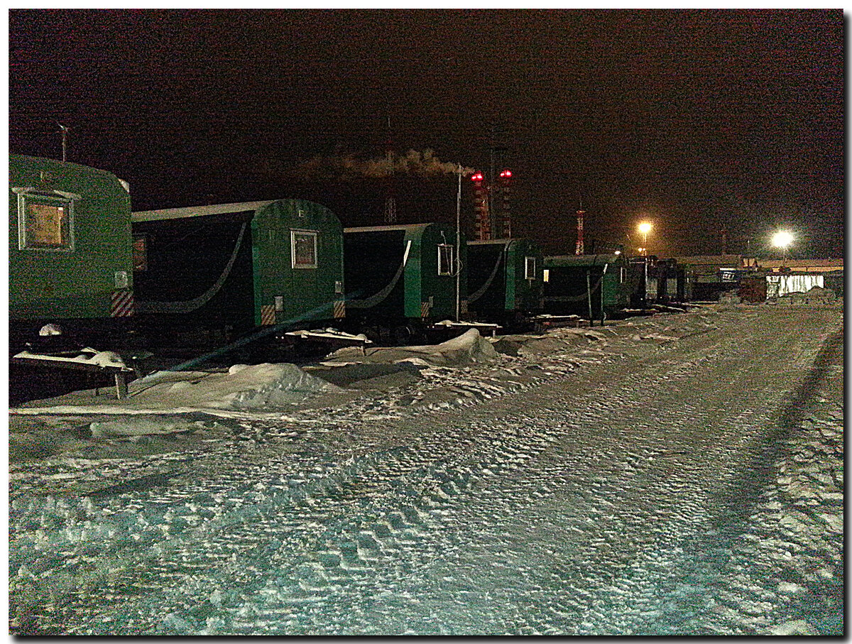 Обычный вахтовый городок п. Корочаево, в таких вагон-домах вахтовики живут по 9 месяцев в году