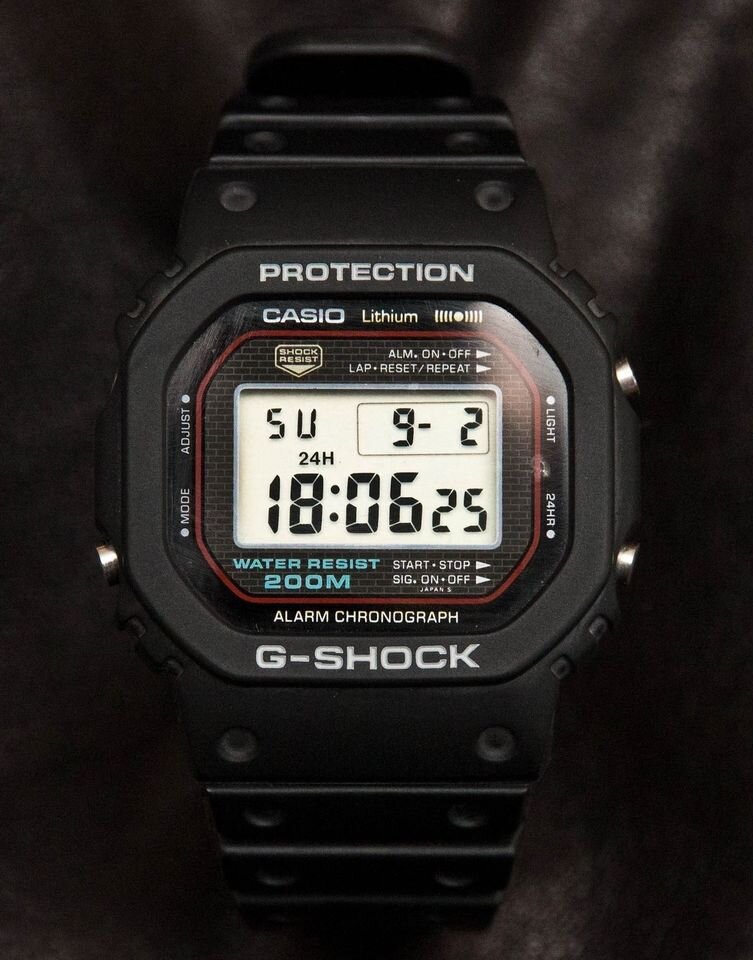 Вот как выглядели первые G-Shock, фотография взята с сайта https://www.retrowatch.net/blog/2015/07/30/the-casio-g-shock-watch-the-legendary-though-watch/