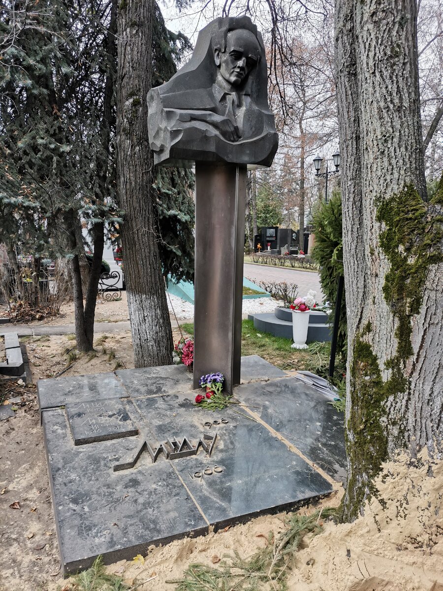 памятник жванецкому на новодевичьем кладбище фото