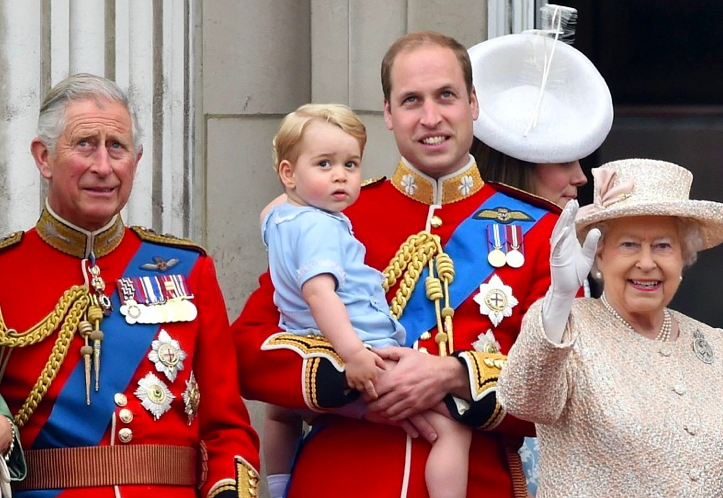 Королева и прямые наследники престола. Слева направо: принц Чарльз, принц Джордж, принц Уильям, королева Елизавета II.