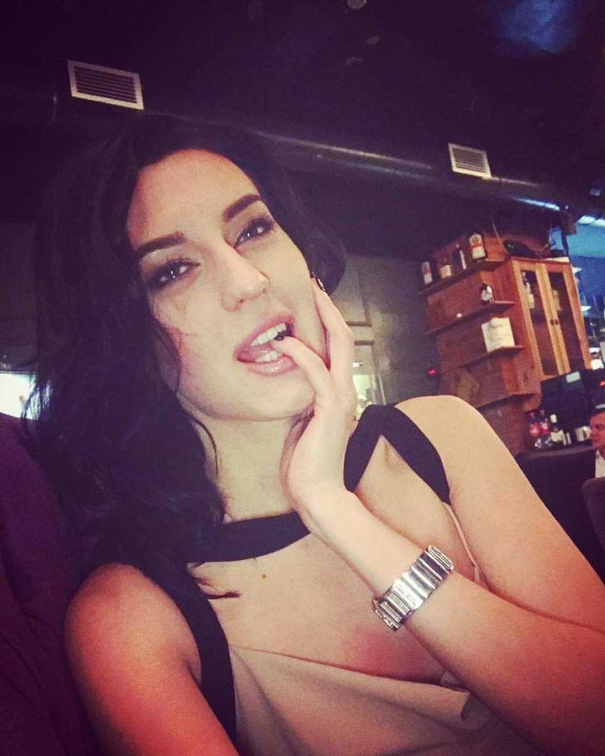 Рассказ "Миг любви" 
Зима,вдыхаю морозный воздух,гляжу на красавицу томную вечером,
её улыбка меня очаровала.Взглянул на облака,они полны небесной
грации.Незнакомка шла по тротуару;я медленно пошёл за ней;мороз
январский бодрил,я шёл, и ветер холодный по доброму дул в лицо.Я
замечтался,грёзы были вокруг,но вдруг подскользнулся,короткий миг
полёта.Незнакомка незаметно исчезла.

13.01.2018 год.