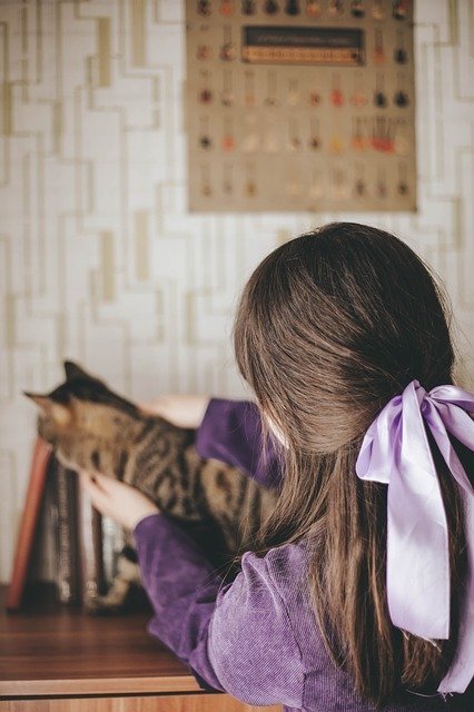 С котенком ребенок стал бы счастливее- но заботы....