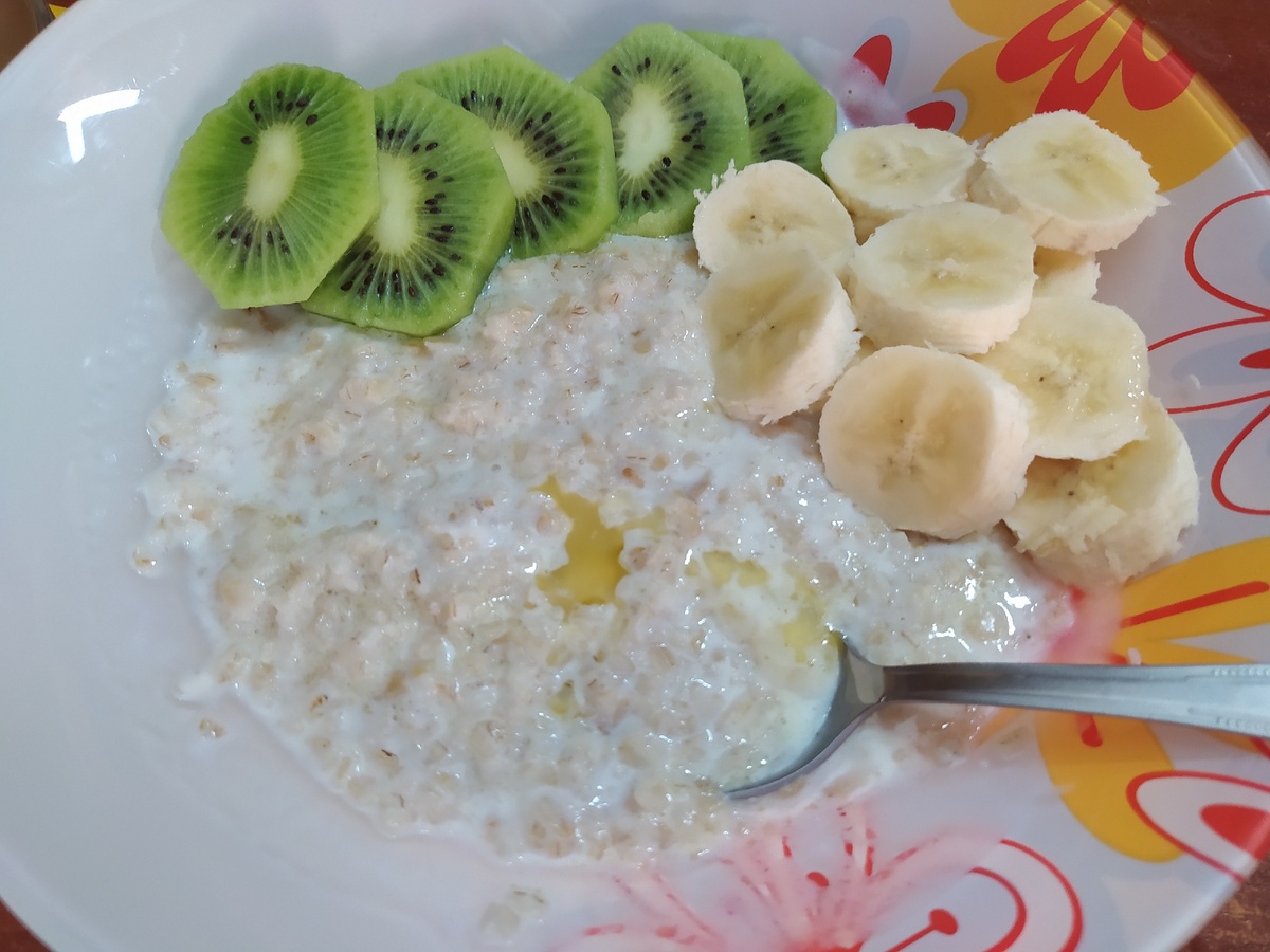 Овсяная каша питательная и полезная как в еде так и для кожи. Если употреблять её регулярно то можно почувствовать как ваш организм вас благодарит. Люди сидящие на диете делают кашу на воде, обязательно добавляйте Сливочное масло оно очень полезно для кожи. Фрукты добавят больше опетинтности к каше. Дети любят кашу с вареньем, мëдом, фруктами и даже с шоколадом😊