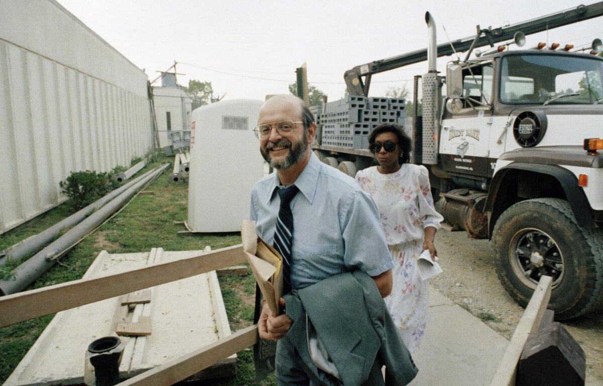 Джон Уокер на фото