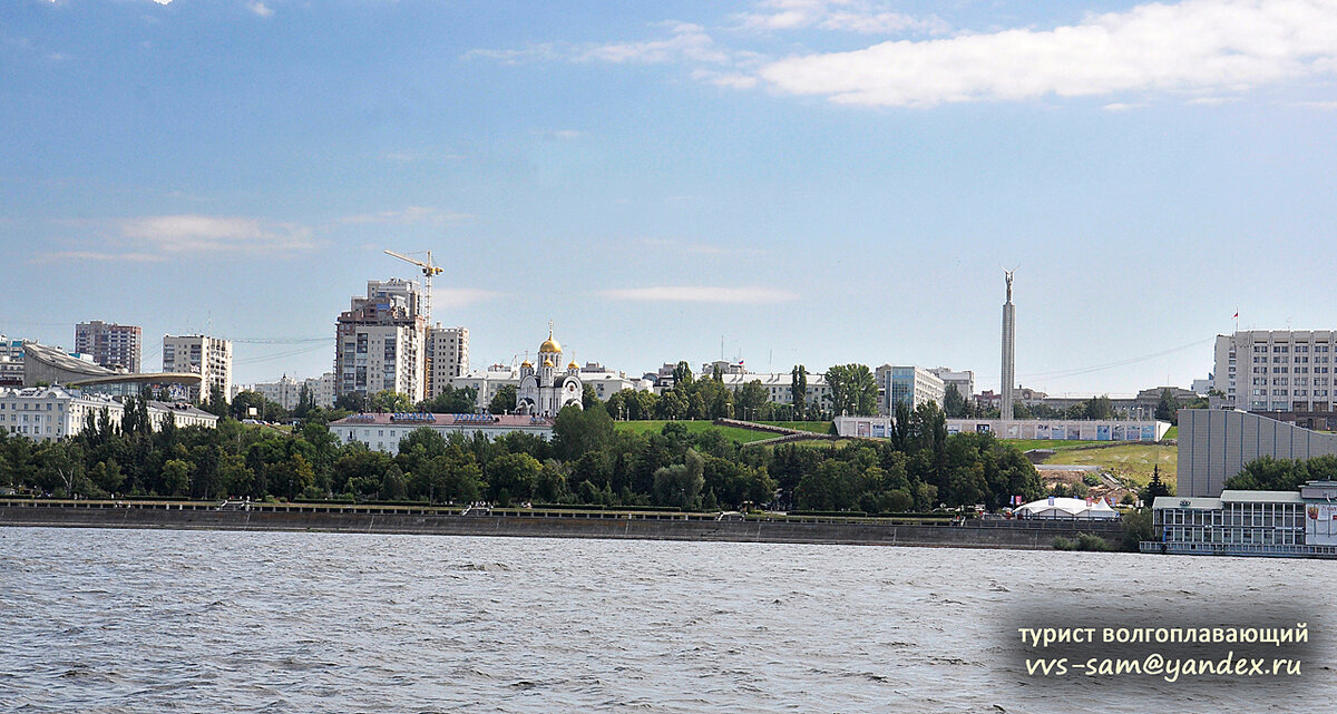 Бассейн с крышей в виде полуволны - справа. Спуск площади Славы к Волге до её создания назывался Ярмарочным спуском. Фото 06.08.2017.