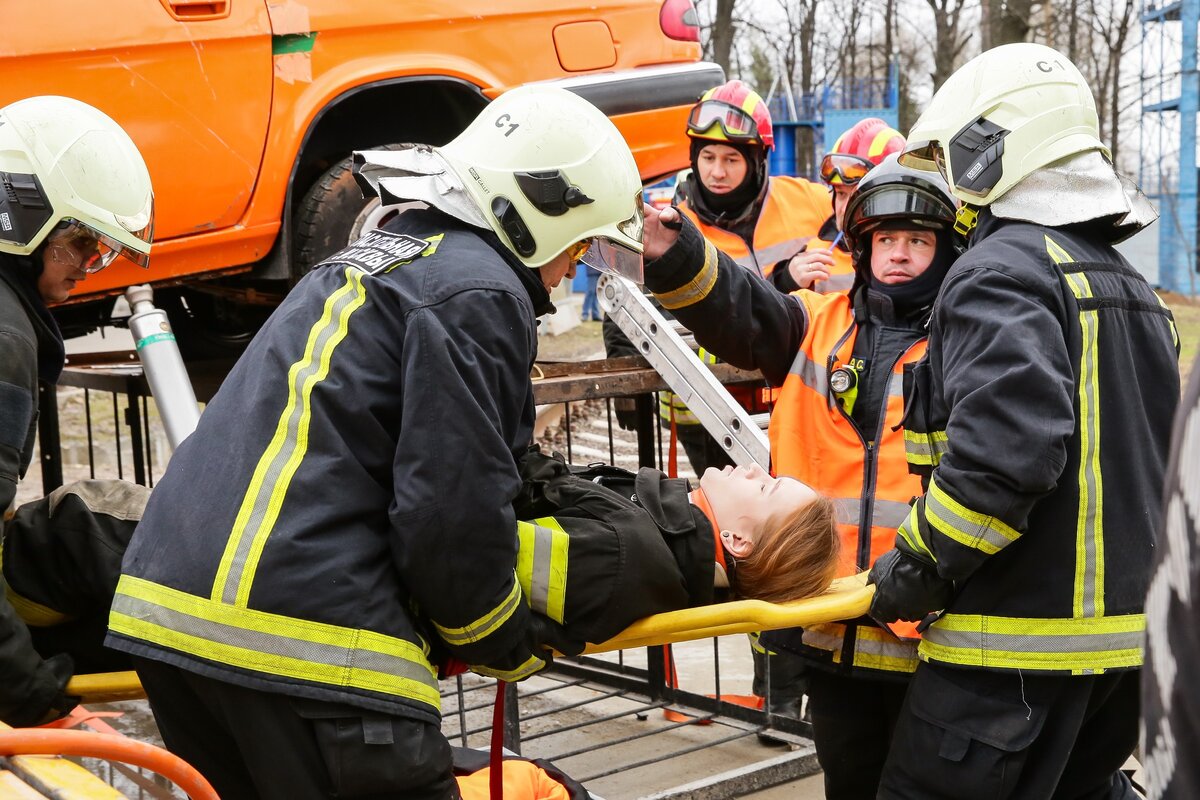 Мероприятия ликвидации последствий аварий. Московские спасатели. Человек спасатель.