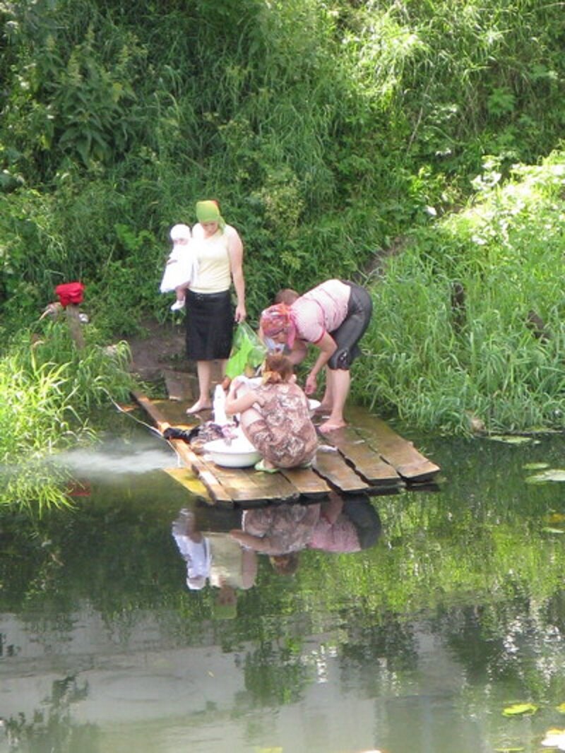 ...на мостках...