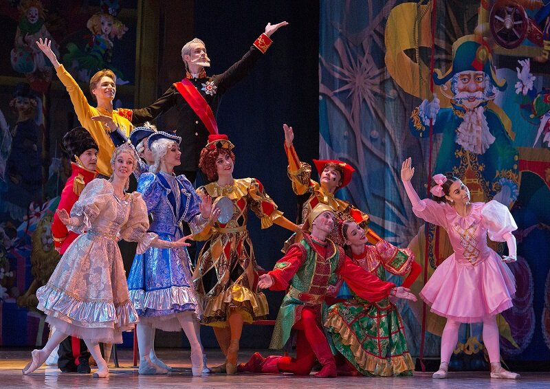 Дедушке все происходящее нравится! (Николя – Иван Негробов, Дедушка – Михаил Ветров).