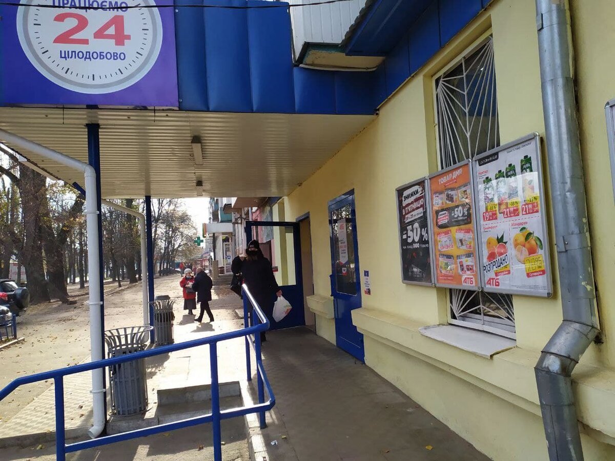 Когда собранный на даче урожай на исходе, приходится идти за овощами и фруктами в супермаркет 