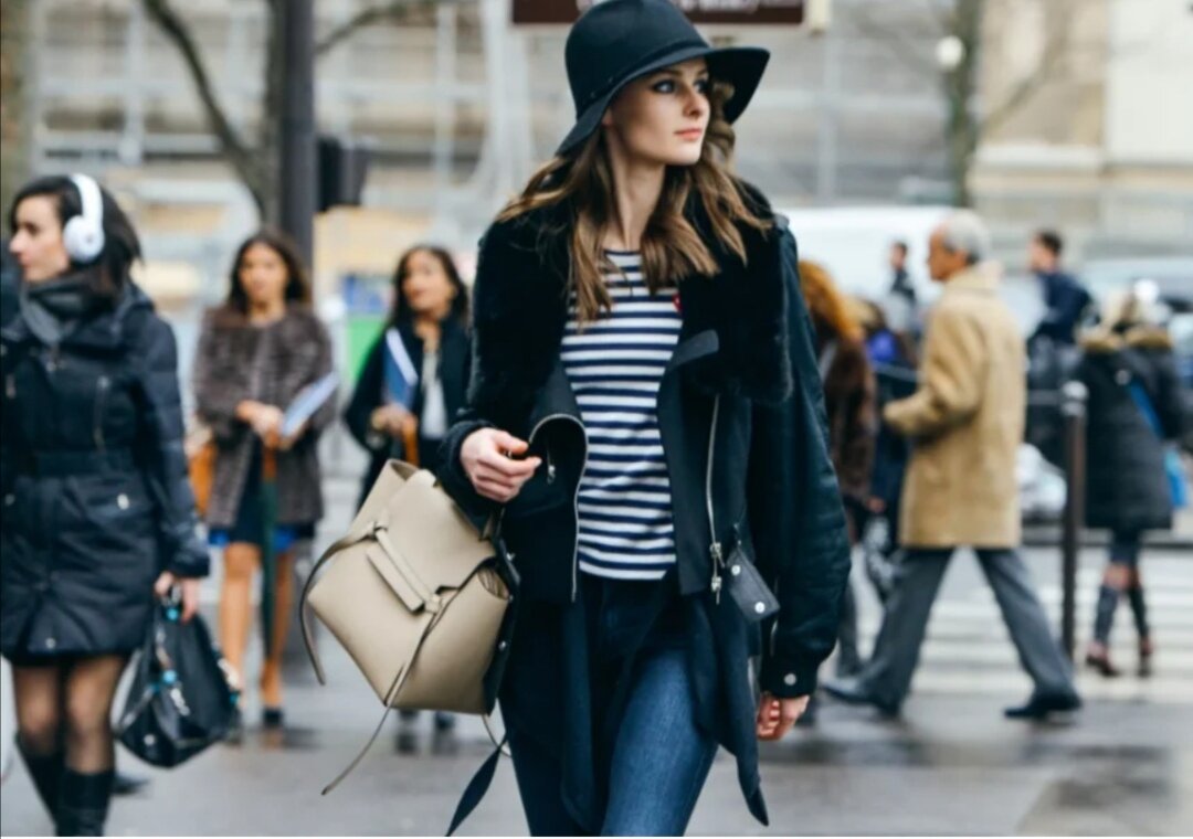 Француженки предпочитают сдержанные тона, в их гардеробе преобладают черный, белый, оттенки серого, бежевого и других, столь же неярких цветов. Яркими в наряде бывают только некоторые детали, своего рода акценты – головной убор, аксессуар вроде шарфа, платка или перчаток.