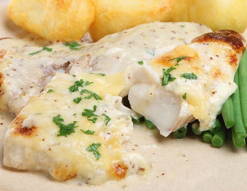 Белая рыба с яйцом 