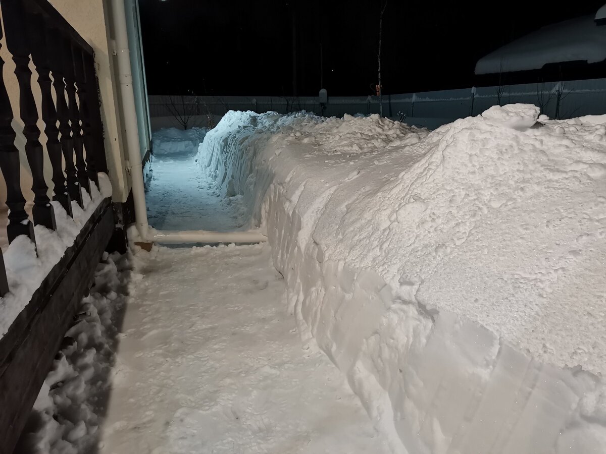 Это последний раз (середина февраля), когда почистил вдоль дома, дальше забросил это бесполезно занятие, придет весна - растает :)