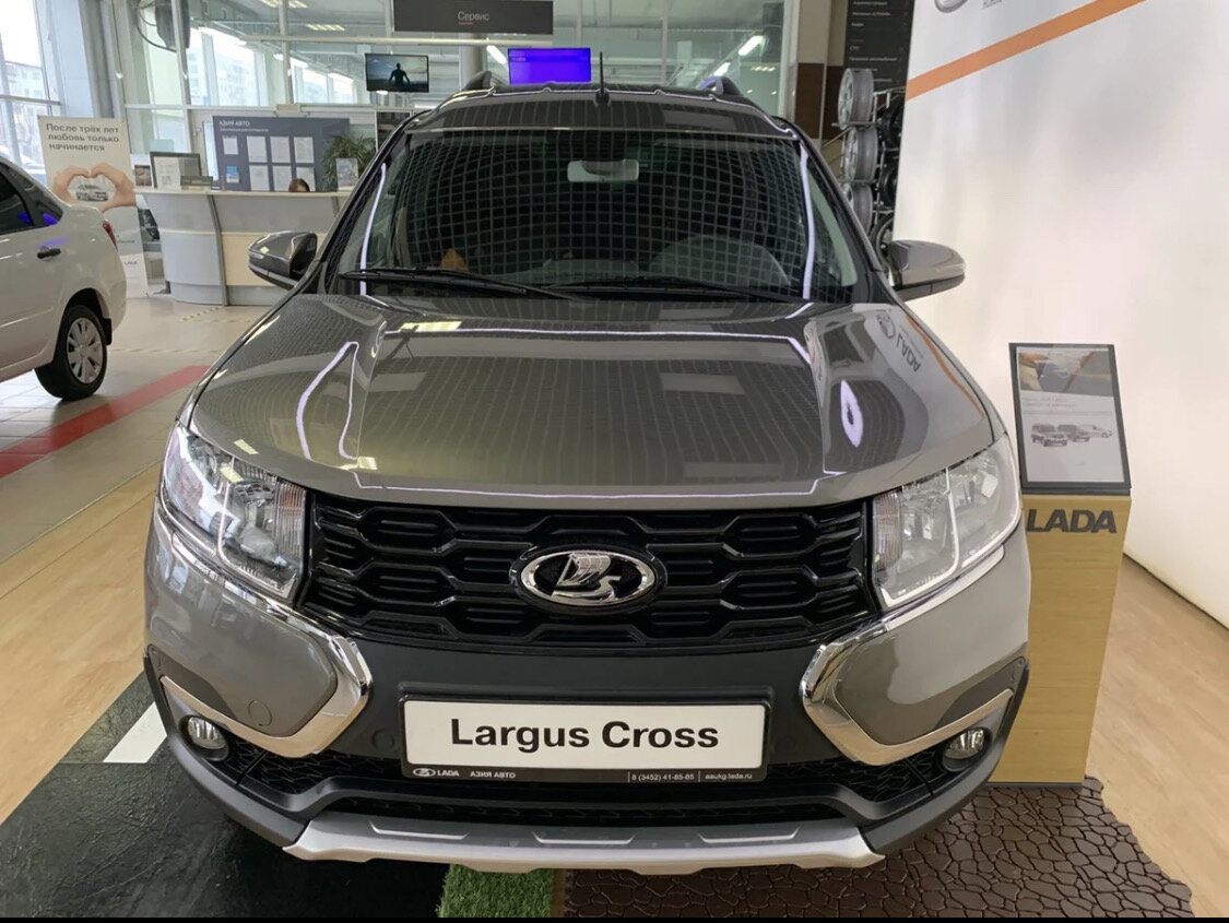 Новая морда с привычным нам уже всем "Х-дизайном" добавила ширины внешнему виду, если смотреть на машину спереди. Да и массивный значок с ладьей добавляет автомобилю габаритов и я бы даже назвал его привлекательным, если бы...