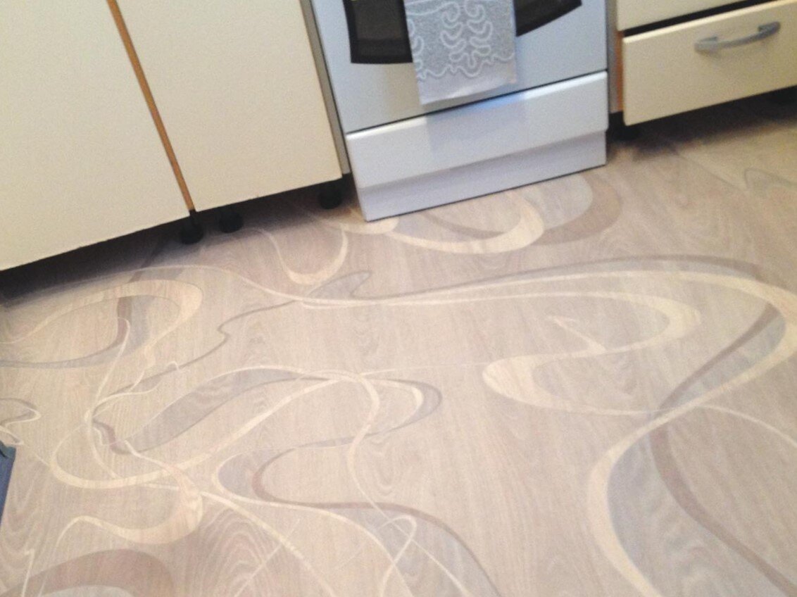 Проще купить новый линолеум, чем мучаться со старым. Фото автора 