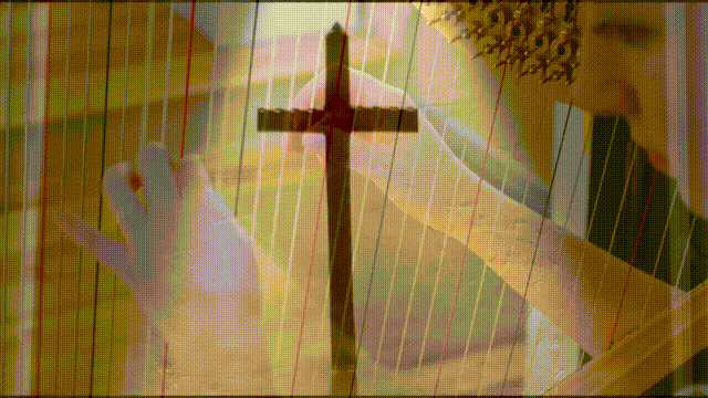 А третья… та, что пела. От нее Эмбрис не мог отвести взгляд