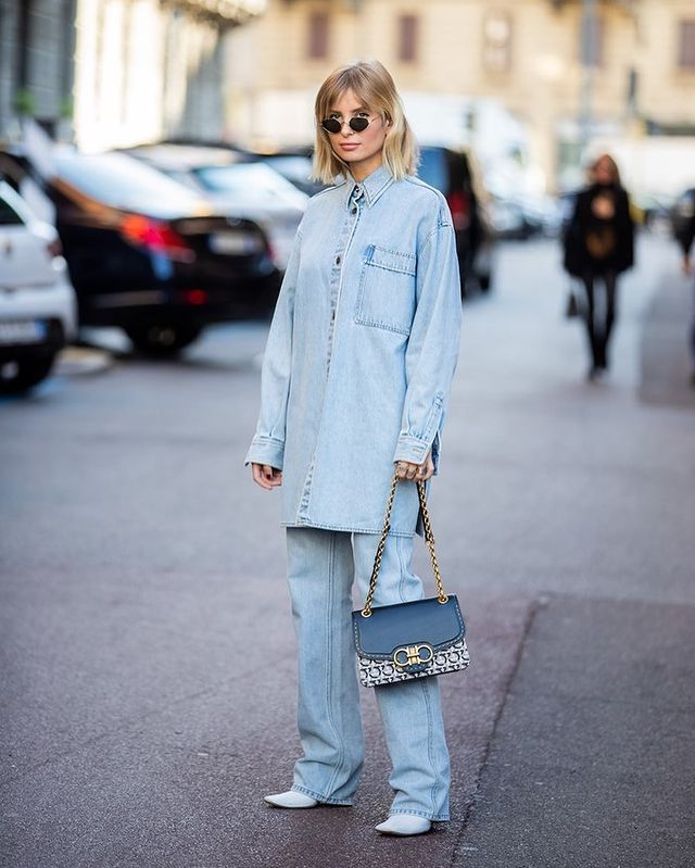 Деним светлого оттенка освежит образ и не даст замёрзнуть. Photo from pinterest.ru