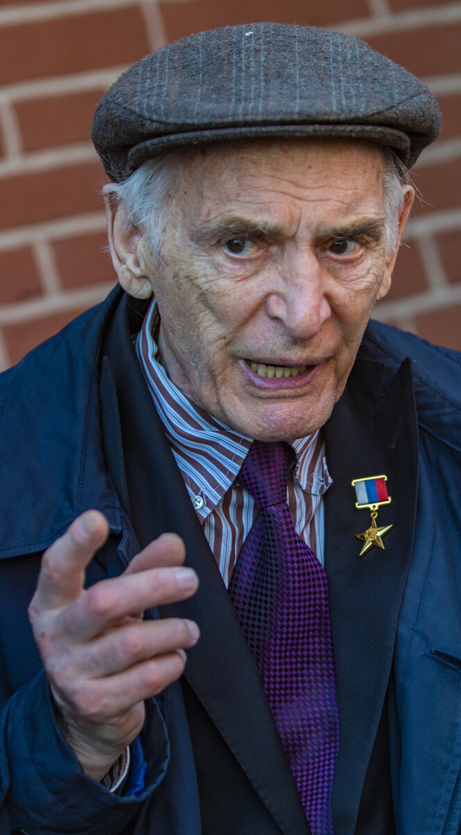 Народный артист СССР,  Герой Труда РФ, Почётный гражданин города-героя Керчь, Почётный гость международного фестиваля античных искусств "Боспорские агоны" Василий Семёнович ЛАНОВОЙ