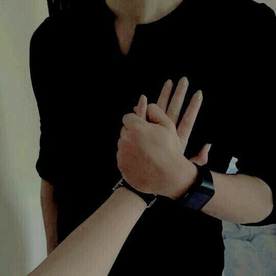 Инцидент произошел летом прошлого года.  Во время завтрака в среду утром женщина в возрасте от 40 до 50 внезапно задрожала и умерла ...
 ... Внизу кричали невестки, сыновья, внуки, звонили соседки ...
 Вскоре на похороны стали приходить родственники, друзья и знакомые ...
 Мальчик привел к матери благочестивую женщину и велел ей пойти на кладбище к Горькову, приготовить могилу матери и принести тело во время полуденной молитвы ...
 Старуха начала свою работу с раздевания трупа ...
 Он разрезал ножницами рубашку лежащего трупа и увидел, что в труп вторгся червь ...
 3-4 родственника трупа, смотревшие на Гассола, в изумлении схватили его за шиворот ...
 Не выражая этого удивления, старушка стала поливать водой знакомыми ей молитвами ...
 ... Те же черви текли в воде, те же неотрывно цеплялись за тело ... Потом хищная женщина попыталась опорожнить свой желудок, прижав труп к животу ... ..
 Во многих попытках даже с 32 ведрами воды тело не было чистым ...

 ... За полчаса до полуденной молитвы пришедшие на похороны были готовы нести труп ...
 Народу было много ... Пожилой сосед:
 ~ МЕРТВЫЙ ГОТОВ ..?  он спросил ...
 Но когда он услышал изнутри, что труп еще не закутан, он сказал: «Тогда мы его закопаем после полуденной молитвы. Поторопитесь ...»

 ... Тумонат люди собрались у дверей ...
 На рубеже веков плакальщица была закутана в пелену и положена в гроб ...
 Люди выносили гроб из дома.  Похороны были прочитаны.

 ... Сыновья трупа начали вести людей к могиле ...
 Насколько мальчики видят, проклятие еще не откопала не одна, а три тыквы ...
 Все в восторге !!!

 ... Горьковы не смогли выкопать даже полуметра ... Старик лет 90 повернулся к трупам и сказал:
 ~ Дорогие дети ... Похороны читали этому трупу, выключите телефоны ... Надо положить труп в могилу !!!!  Это дела Аллаха ... !!!!  Бери лопаты у Горькова ..!  Я молюсь над могилой и читаю стихи из Корана ... Посмотрите на могилы Галма Гал .. !!!  - он сказал ...

 ... Все, кто приходил на кладбище, один за другим попадали в могилу ...
 Некоторые покинули кладбище ...
 Итак, поздно вечером он с 12 родственниками закопал тело и вернулся домой ...

 ... На следующий день похороны распространились повсюду ...
 ... Невесты говорят:
 ~ Не говори мне ...!  У матерей не было доброго слова ... Их рты были так широки, что они проклинали прошлое, мертвых и живых ... Ни для кого не было дня ...

 ... Соседи говорят:
 ~ Куда бы они ни пошли, они ненавидели одежду, золотые украшения, тратили деньги на рынки, сплетни, свадьбы ...

 ... Друзья и знакомые говорят:
 ~ Не говори ... Они слишком много болтали в кругу, никого не игнорировали, дразнили и оскорбляли наших самых простых людей ...

 ... Люди спрашивали:
 ~ Астагфируллах ... Есть ли у этой женщины молитвы, МОЛИТВЫ, пост, хотя бы благотворительность для сирот .. ???

 ... Все молча пожали плечами ...

 ... Пусть этот инцидент вокруг нас будет примером для живых, мои дорогие .... Давайте расширим наши действия и не позволим нашим детям, родственникам и соседям причинить боль их сердцам и душевной боли ...

 ..  . Давайте возьмем с собой из этого преходящего мира только те добрые дела, которые мы совершили, награды нашей благотворительности, награды наших добрых дел ...

 ... Человек умирает, как он прожил свою жизнь ...
 ... Пусть Аллах сделает наш конец прекрасным