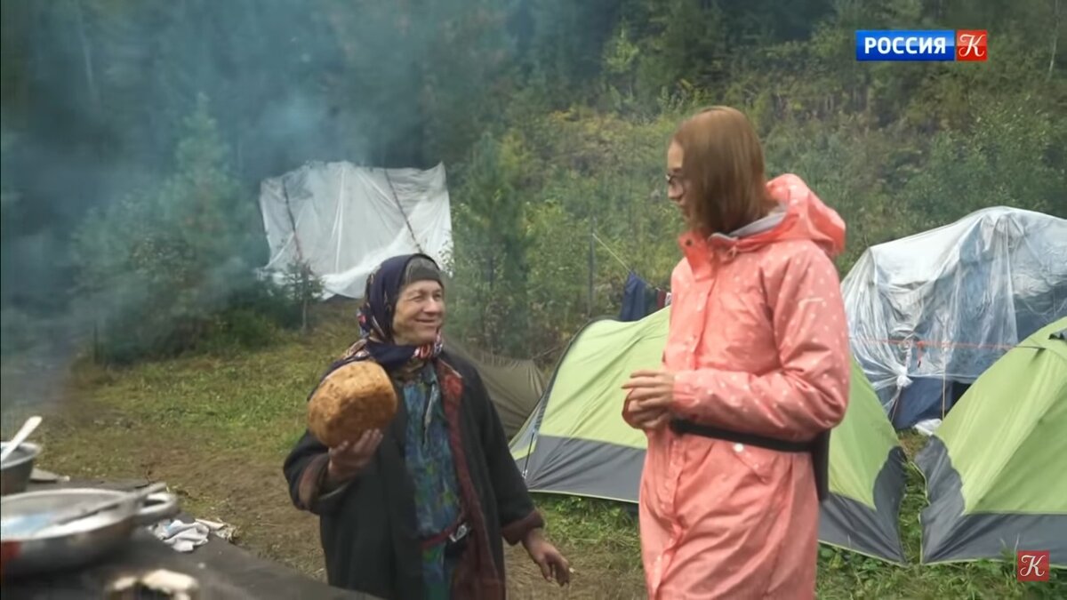 Агафья Лыкова и студенты МИРЭА (Кадр из фильма "Агафья")