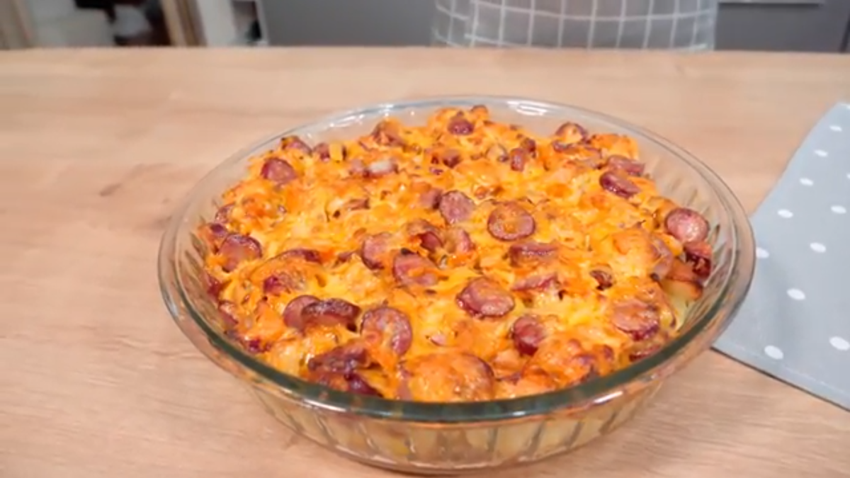 Восхитительная запеканка из картошки с колбасками. Готовиться очень быстро, съедается ещё быстрее. Простой,но очень вкусный рецепт блюда как на каждый день,так и на праздничный стол