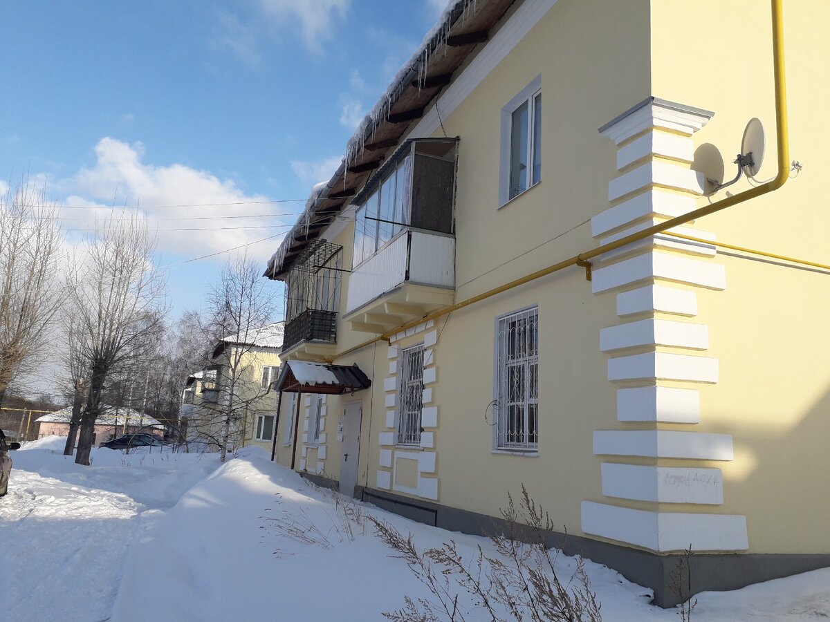 Во все дома во время капремонта вставлены пластиковые окна и полностью заменена кровля. Фото автора 