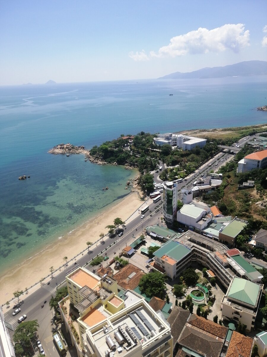 Вид из окна отеля Muong Thanh Oceanic, Нячанг. 