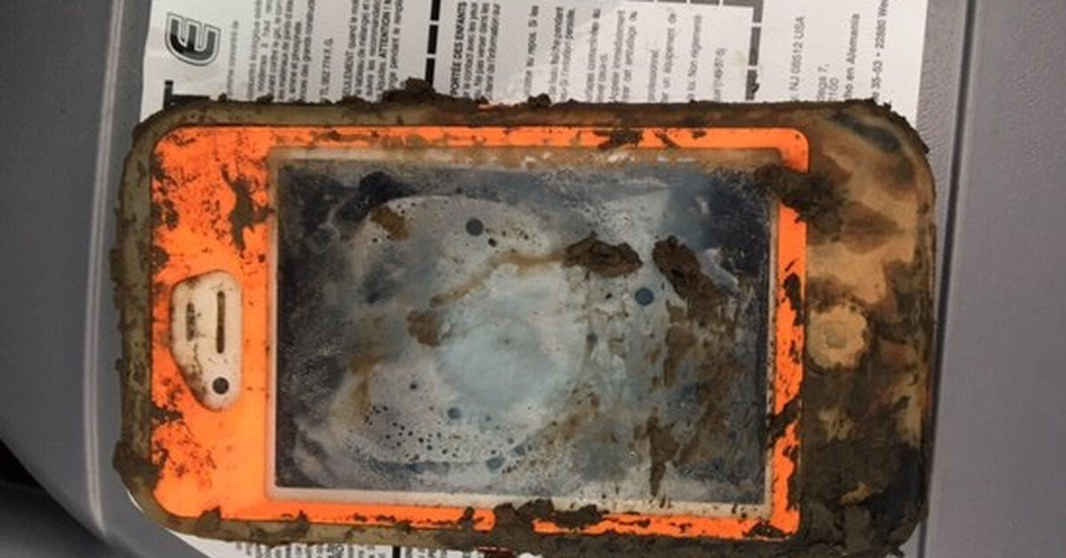 Телефон в грязи полежал