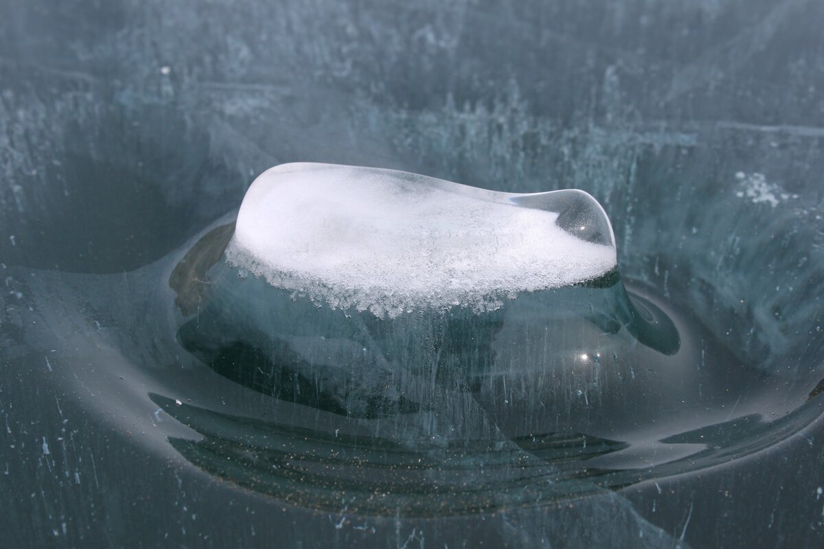 Льдинки на "постаменте" Фото автора