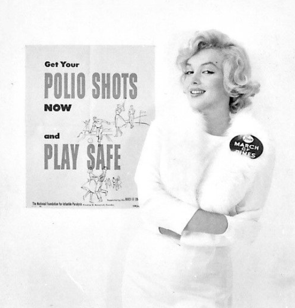 Американская актриса Мэрилин Монро поддерживает полиовакцинацию (1958 год). Надпись на плакате: «Привейся против полиомиелита сейчас и играй спокойно».
