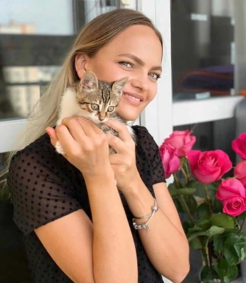 @anyakozlovskaya «Сейчас я точно знаю, что наша встреча была неслучайной. Мэри (имя от слова “море”, ведь нашли ее именно там) – моя лучшая подружка. А еще наша с Мэри история вдохновила минимум 2-х моих знакомых взять котиков с улицы. Это ли не чудо?»