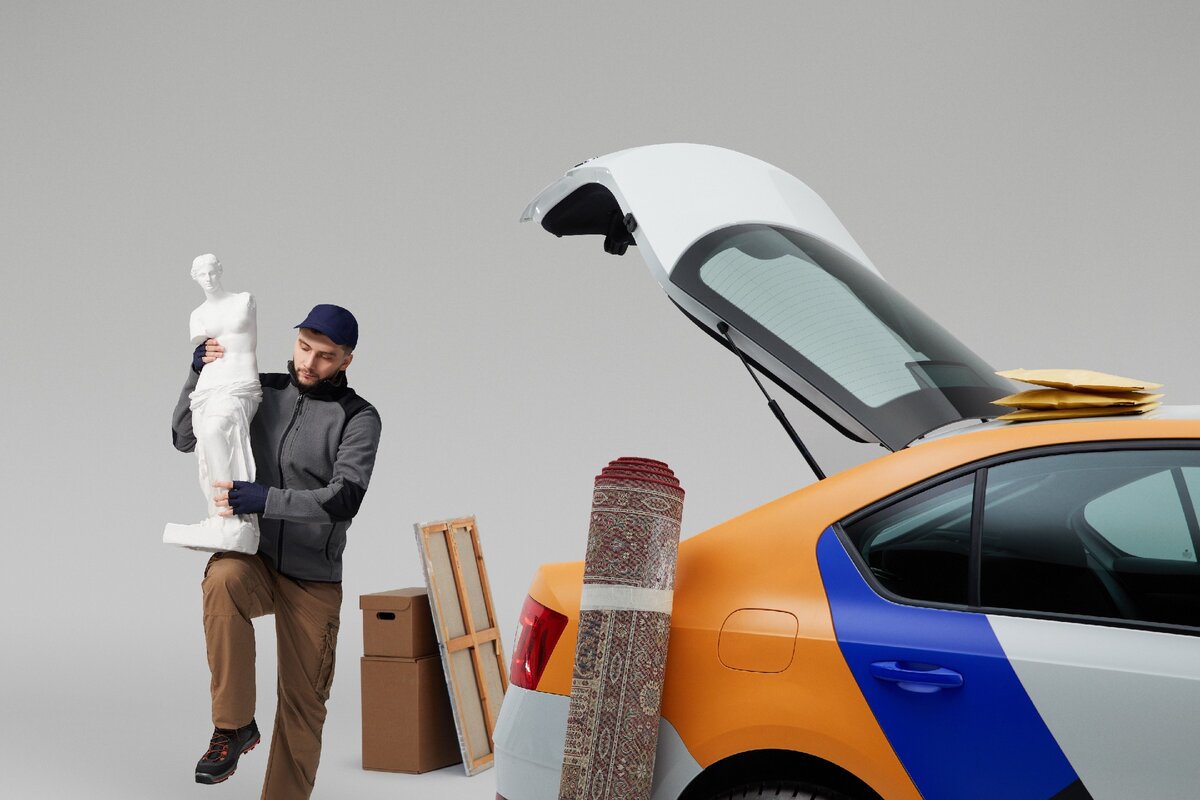 Курьер загружает заказы, которые собирается отвезти