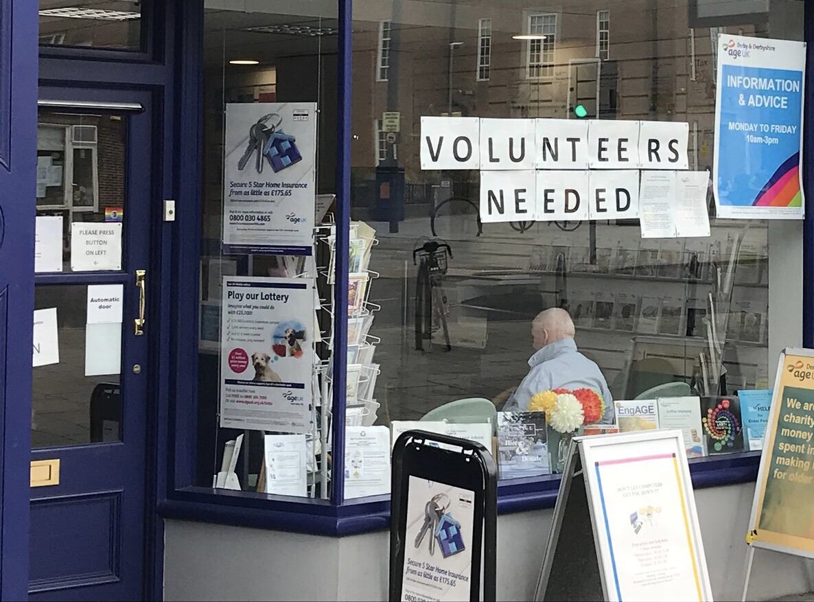 “Требуются волонтёры” - надпись в благотворительном магазине. Фотография из открытого источника