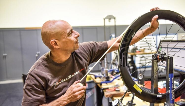 Рич из Wheelbuilder.com полагает, что он оклеил ободной лентой более 30 000 бескамерных колес и рекомендует всегда делать два слоя.