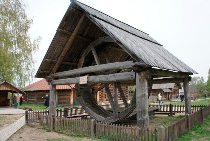 Такого типа колодцы на Руси называли ступальными. /Фото: narslovar.ru