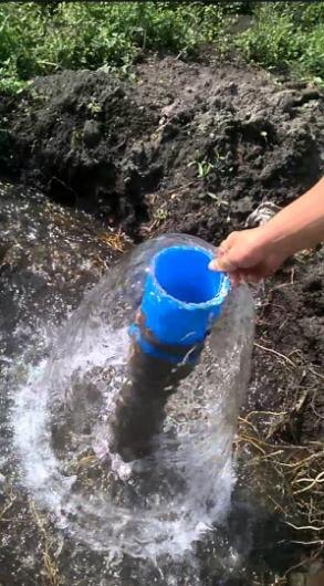 Важно понять причину неисправности водозаборной системы и резкого снижения качества воды, а затем выбрать правильный метод очистки. Последних для самостоятельного ремонта существует несколько. Вы можете провести желонирование скважины. Для этого желонка, прикрепленная к тросу, опускается на дно скважины, потом поднимается на высоту 70 см и отпускается. Приспособление имеет острые углы, поэтому при контакте с илом и песком захватывает их.