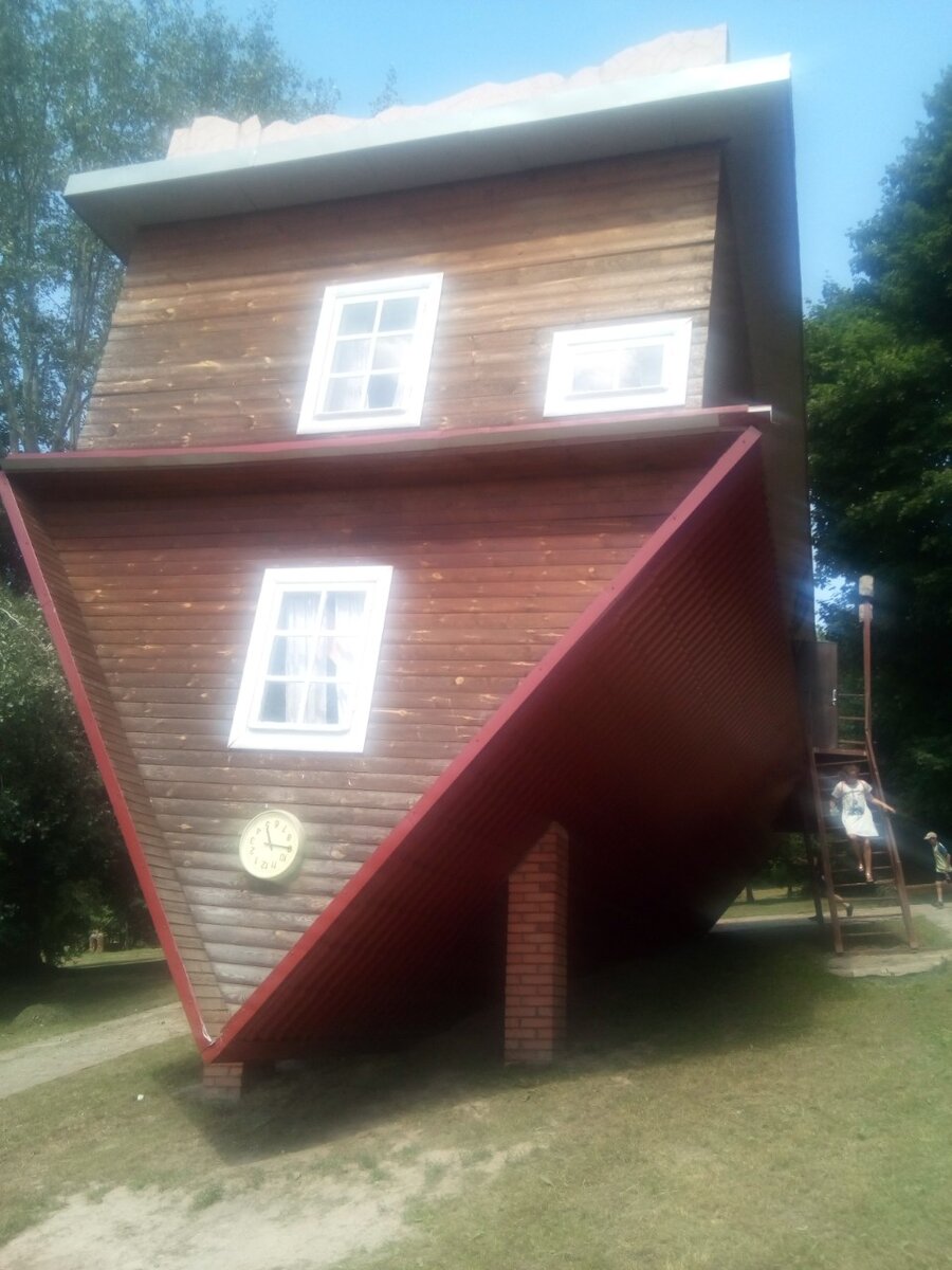 В этом домике, на первый взгляд таком небольшом, есть спальня, ванная, кухня, прихожая, детская. Только абсолютно все вещи перевёрнуты. Что должно быть на полу, находится на потолке. Впрочем, как и сам дом, который вы видите на фото. Так мало этого, рядом припаркован автомобиль. И он тоже - перевёртыш. Где ещё такое встретишь? Любителям всего необычного, должно понравиться, однозначно. Возраст значения не имеет.